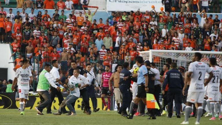 Aficionados de Jaguares invaden cancha del Zoque en la J16 del Cl 2017