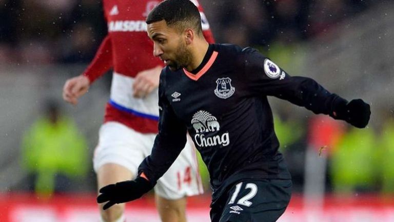 Aaron Lennon disputa un partido de Premier League con Everton