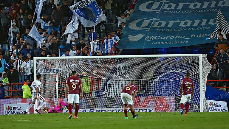 Franco Jara anota un gol al América en el Apertura 2016