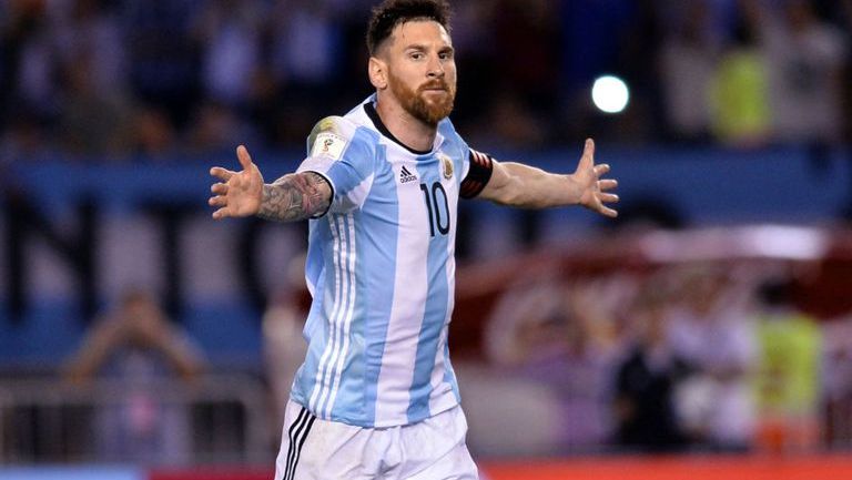 Lionel Messi celebra su anotación contra Chile