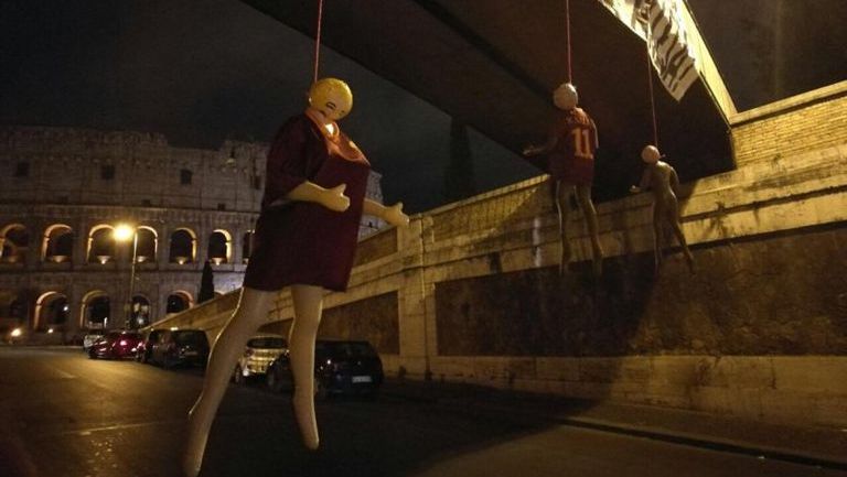 Maniquíes de los jugadores de la Roma, colgados en un puente