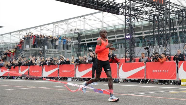 Eliud Kipchoge al termino de su prueba en el autódromo de Monza