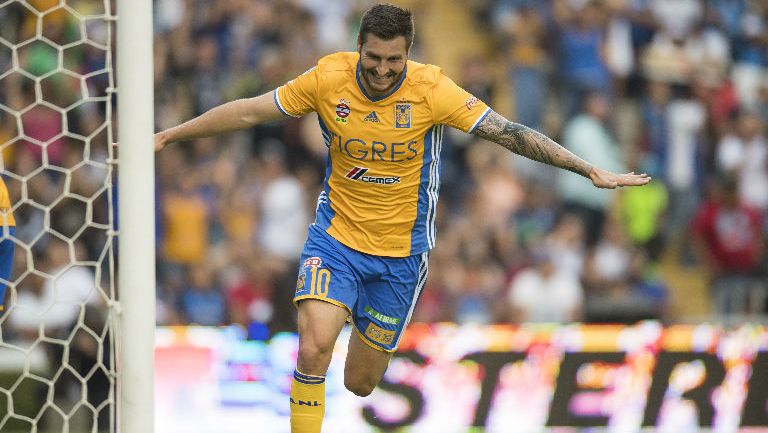 André-Pierre Gignac festeja su tercer gol contra Gallos