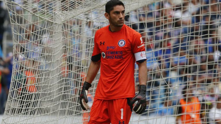 Corona durante un partido de Cruz Azul