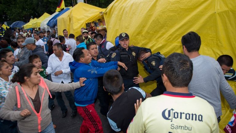 Personas y policías se enfrentan en la explanada del Azteca