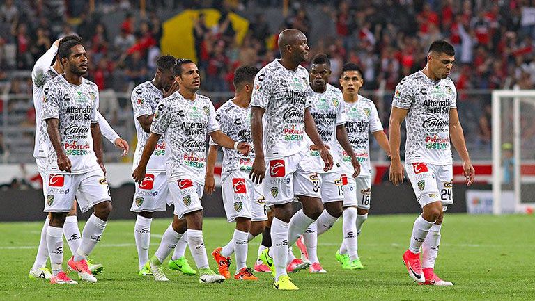 Los jugadores del Jaguar, cabizbajos durante el partido contra Atlas