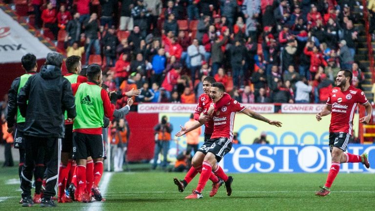 Jugadores de Xolos celebran el gol de Luis Chávez al Veracruz