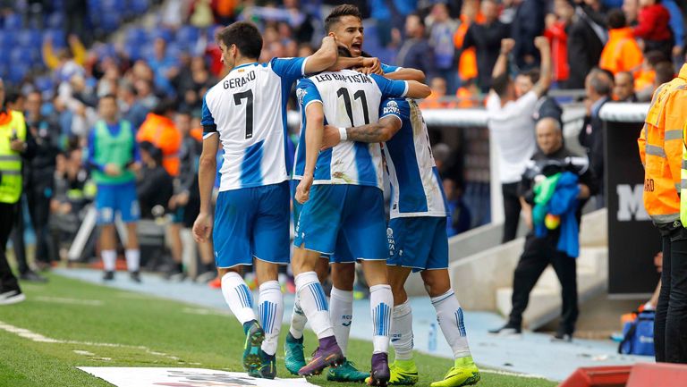 Reyes y sus compañeros celebran una victoria del Espanyol