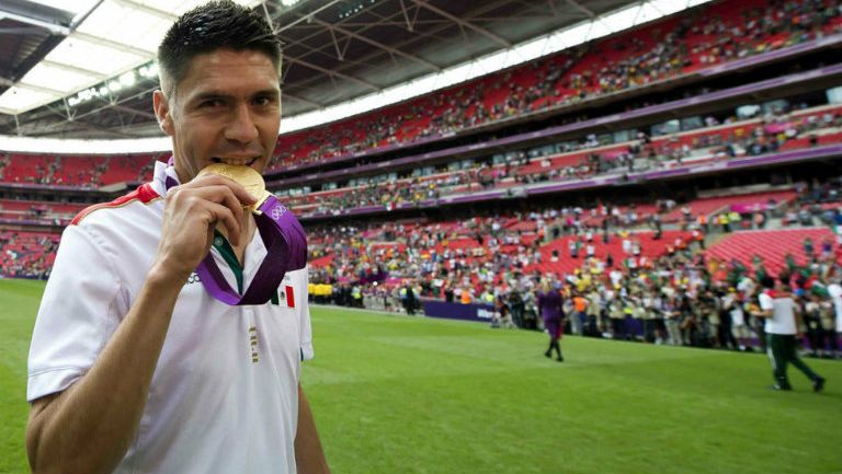 Oribe Peralta con el oro olímpico en 2012