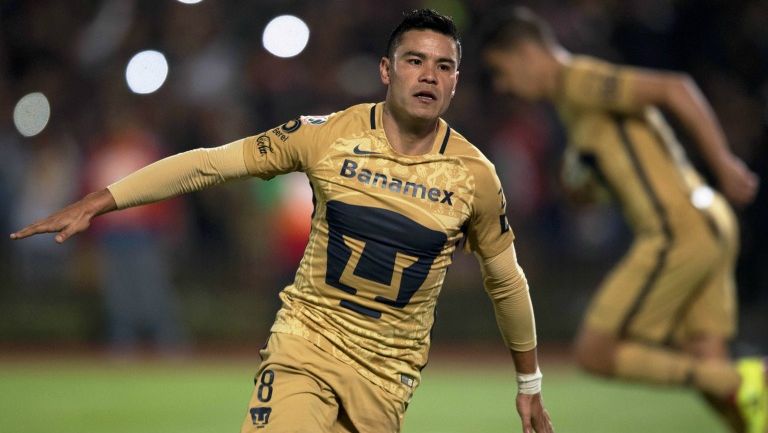 Pablo Barrera celebra una anotación con Pumas