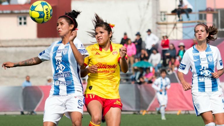 Nataly pelea el balón contra una jugadora de Morelia 