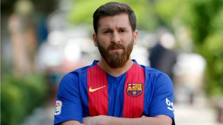 Reza Parastesh, el doble de Lionel Messi, con una playera del Barcelona