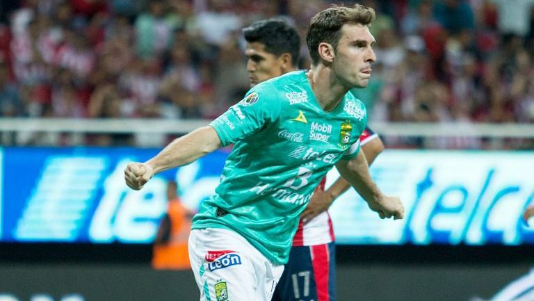 Mauro Boselli festeja un gol contra Chivas en el Clausura 2017