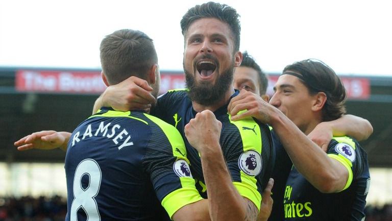 Giroud festeja con sus compañeros uno de sus goles contra el Stoke City