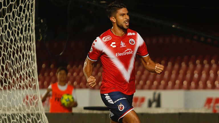 Eduardo Herrera festeja un gol con Veracruz
