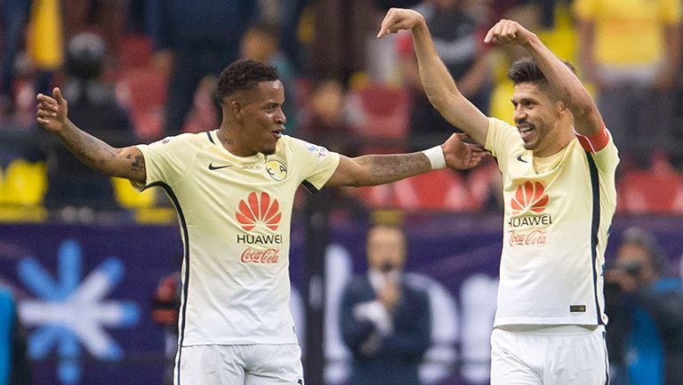 Oribe Peralta festeja uno de sus goles