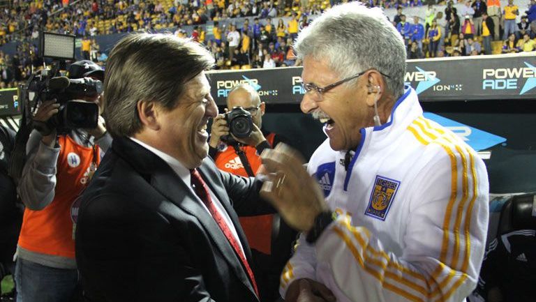 Tuca Ferretti y el Piojo ríen previo a un partido 