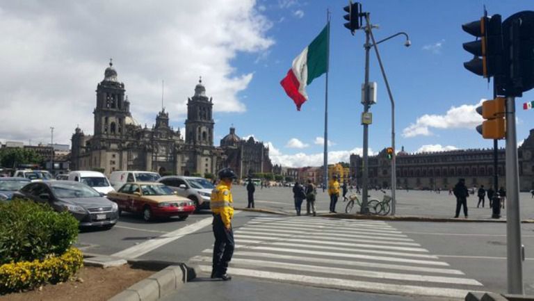 Carros circulan en el centro de la CDMX