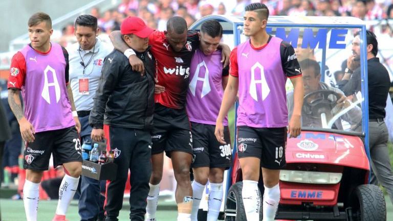 Leiton Jiménez abandona la cancha del Estadio Chivas tras sufrir una lesión