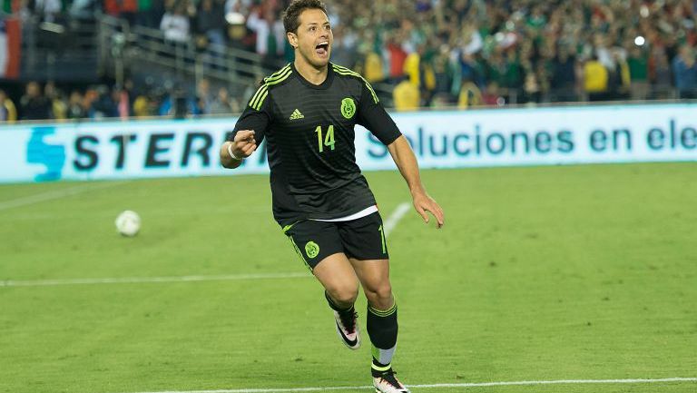 Javier Hernández celebra una anotación con la Selección Mexicana