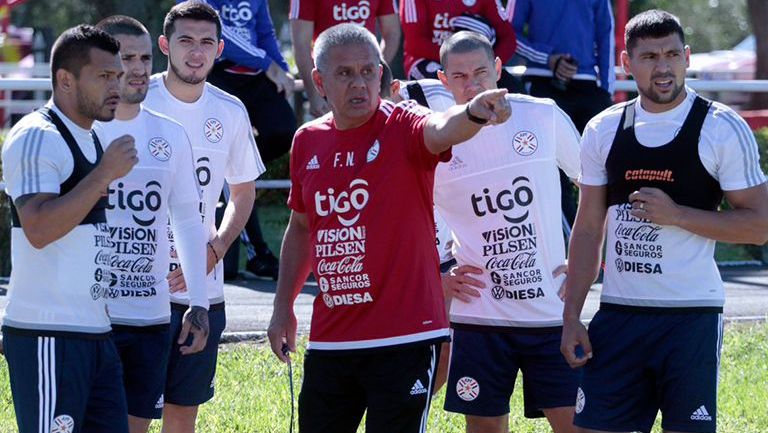 Darío Verón escucha indicaciones durante entrenamiento con Paraguay 