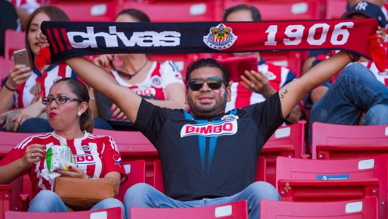 Aficionado del Guadalajara apoya a su equipo en el Estadio Chivas