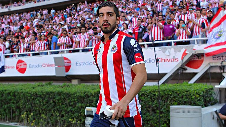 Rodolfo Pizarro, entra al campo del Estadio Chivas para enfrentar a Atlas