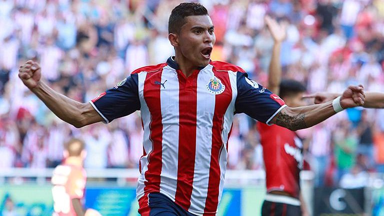 Orbelín Pineda celebra el gol que anotó contra Atlas