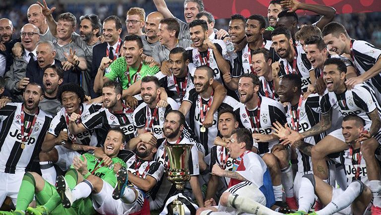 Jugadores de Juventus celebran el Campeonato de la Copa Italia