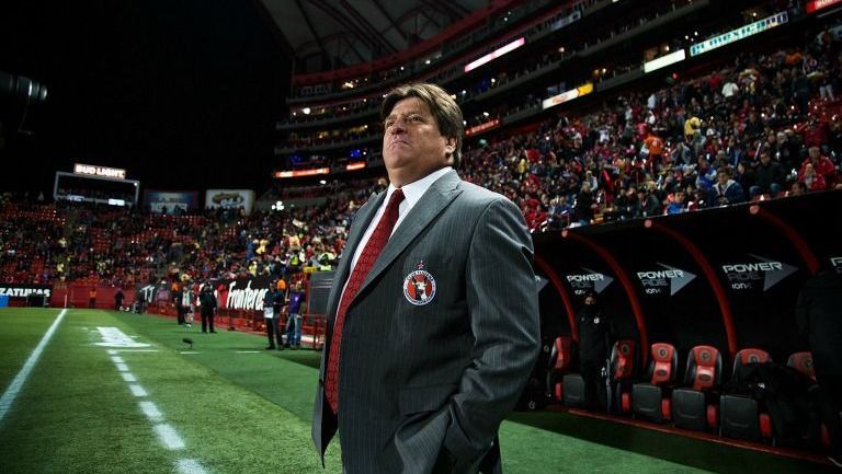 Miguel Herrera observa atento el desempeño de Xolos 