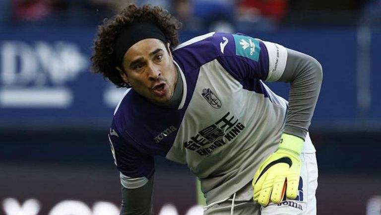 Guillermo Ochoa durante un encuentro del Granada