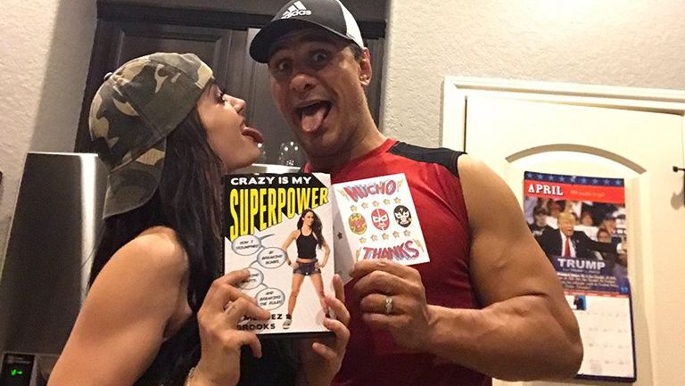 Paige y El Patrón presumen un libro