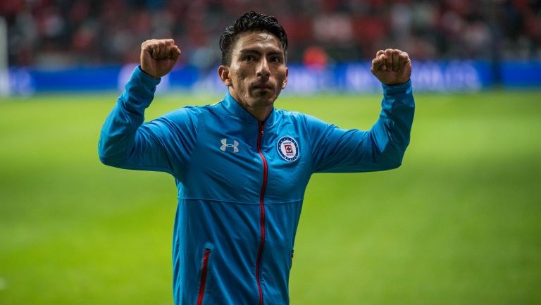 Ángel Mena festeja al término de un partido de Cruz Azul