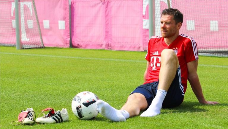 Xabi Alonso, descansa tras un entrenamiento con el Bayern