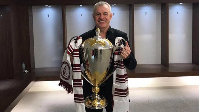 Aguirre con el trofeo de la Copa Presidentes de Emiratos Arabes Unidos 