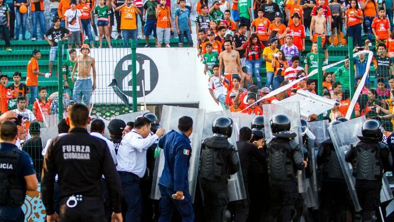 Policías intentan controlar a los aficionados de Jaguares en el duelo contra Santos