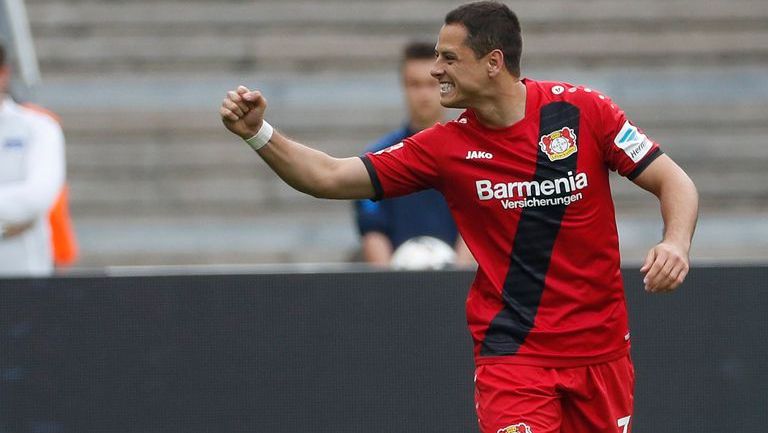 Chicharito festeja su gol contra el Hertha Berlín