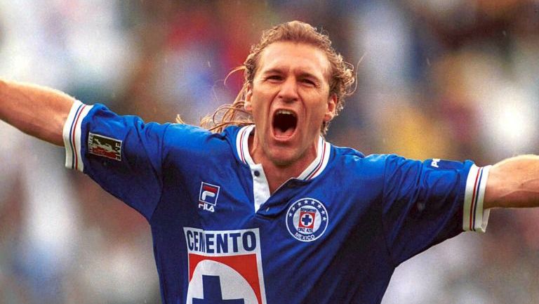 Adomaitis celebra un gol al América con Cruz Azul en 1999