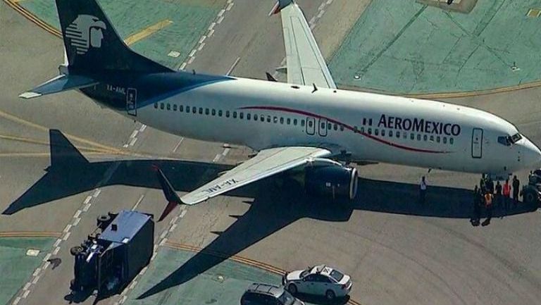 Avión de Aeromexico y camión que fue volcado por la aeronave
