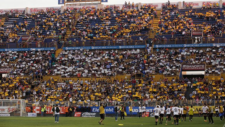 Afición realiza mosaico en las gradas del Banorte