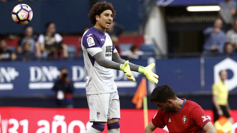 Guillermo Ochoa reclama a sus compañeros en un partido del Granada