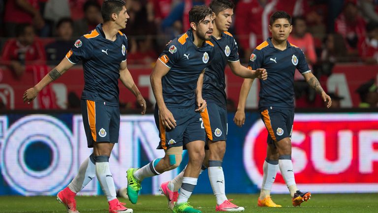 Elementos de Chivas celebran el gol de Pizarro vs Toluca