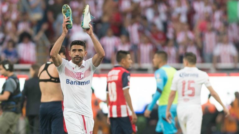 Sinha aplaude a su afición tras el silbatazo final en el duelo contra Chivas