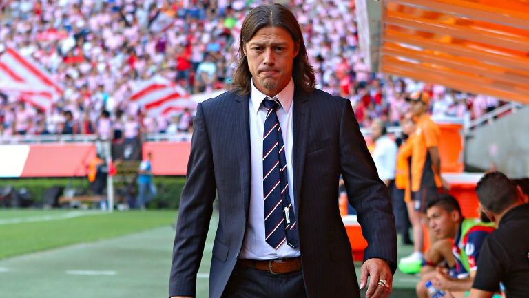 Matías Almeyda camina junto a su banca en un juego de Chivas