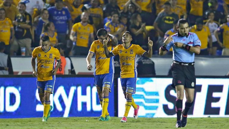 Javier Aquino festeja con sus compañeros su primer gol en la serie frente a Xolos