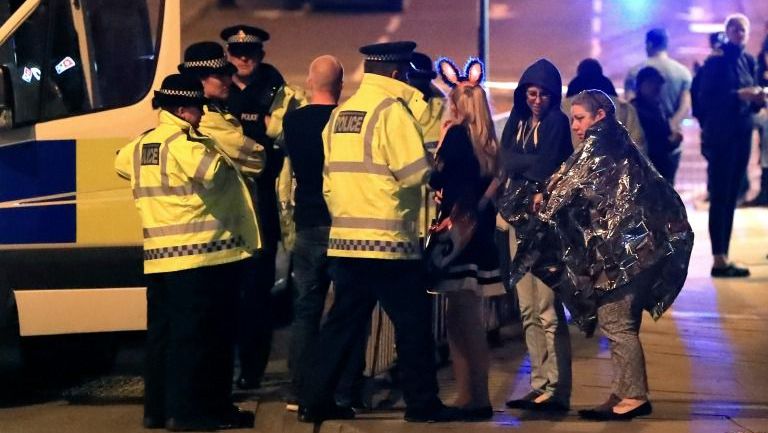 La policía de Manchester atiende a personas tras las explosiones