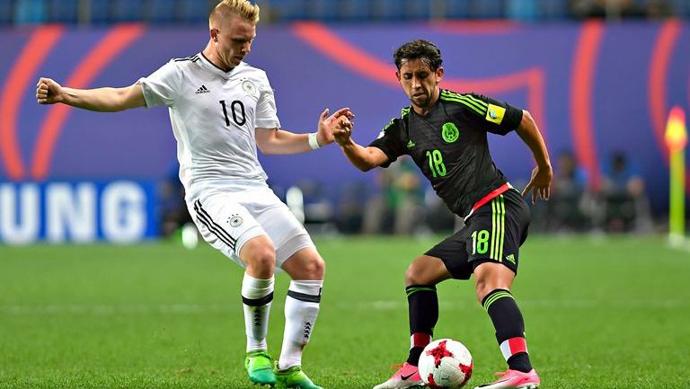 Antuna recorta a un rival durante el duelo frente a los alemanes