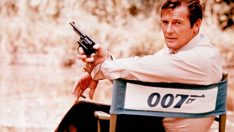 Roger Moore, previo a una escena de James Bond en 1972 