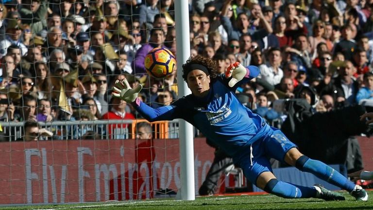 Ochoa ataja un disparo en la Liga de España