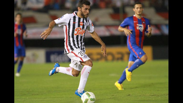 Antonio Bareiro conduce el balón en un partido de Libertad